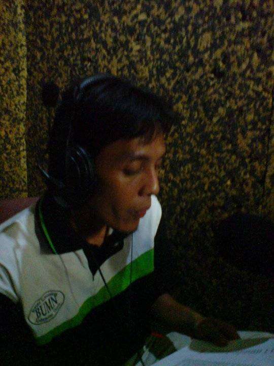 Kak Agus sedang bekerja