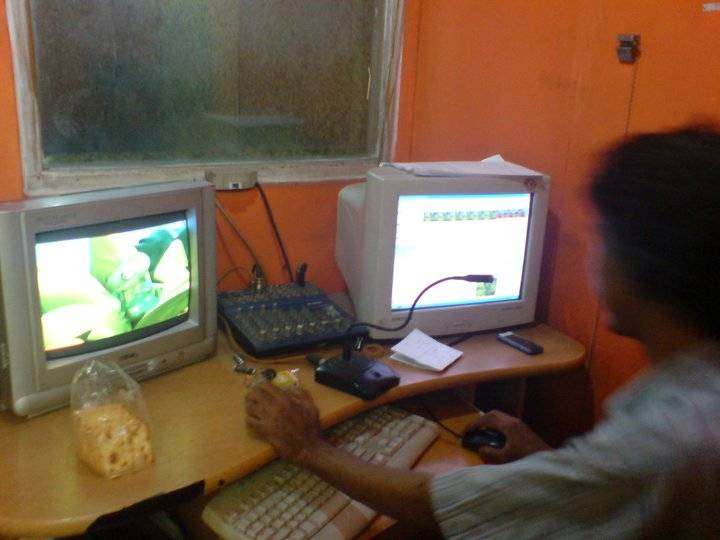 Komputer yang dipakai untuk proses mixing.