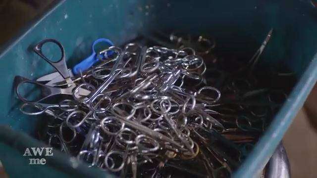 .... Karena membuat senjata menggunakan lempengan besi sudah terlalu mainstream...