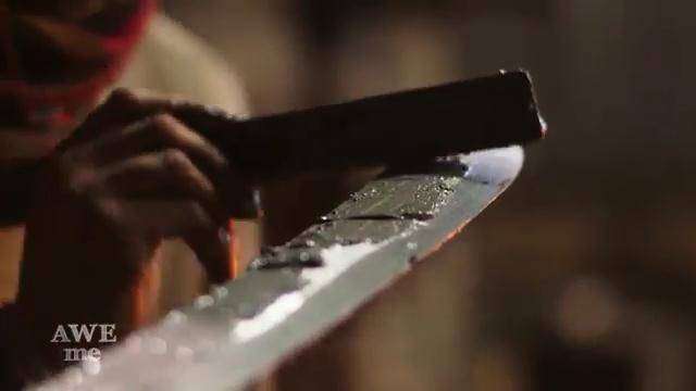 Pengolesan lapisan tanah liat untuk mengeraskan sisi pedang.