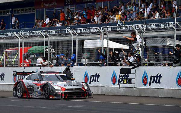 S Road MOLA GT-R #46 saat melewati garis finish (sumber: supergt.net)