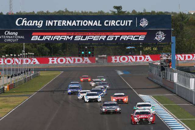 Suasana start kelas GT500 pada seri ketiga Super GT di trek Chang International Circuit, Buriram, Thailand (sumber: Takashi Ogasawara @ as-web.jp)