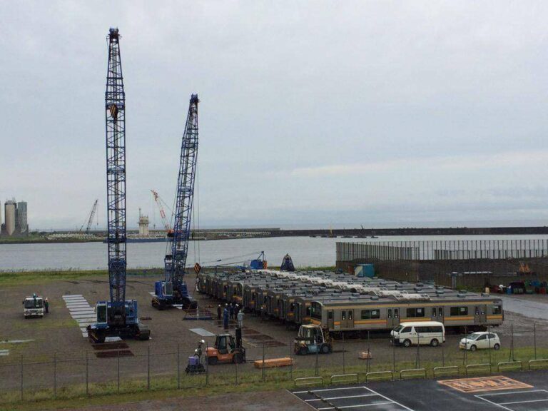 KRL JR205 saat di Pelabuhan Niigata | Foto oleh: Satohiro @DipoDepk