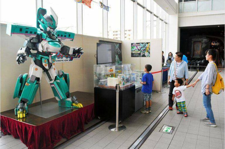 Robot Shinkalion | Photo by: Shigeo Hirai