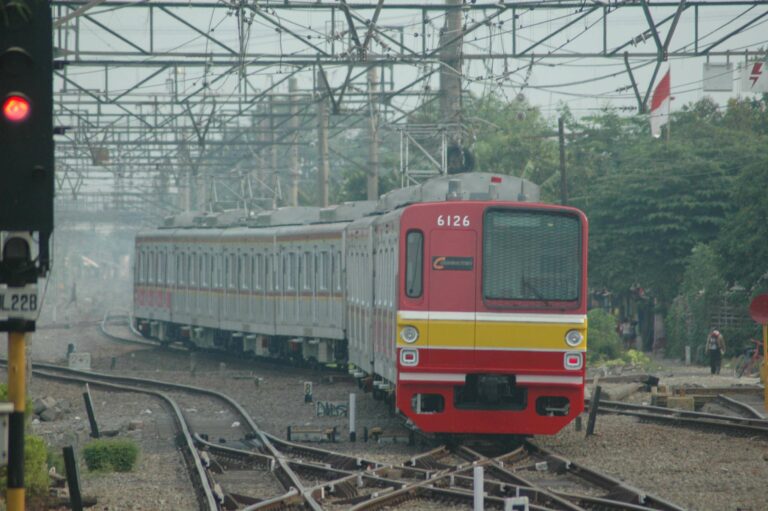 KLB percobaan KRL seri 6000 eks-Tokyo Metro rangkaian 6126F bergerak menuju dipo KRL Depok setelah selesai uji coba