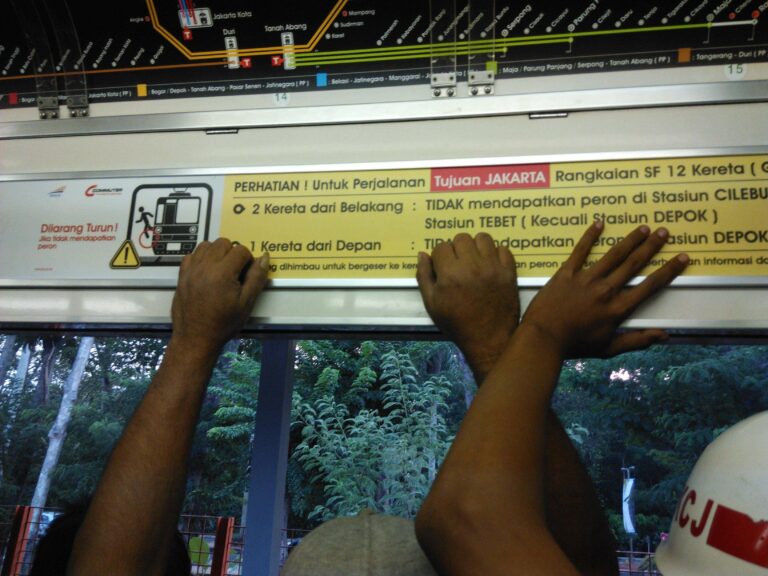 Walka yang menjaga setiap pintu di kereta 11 dan 12.