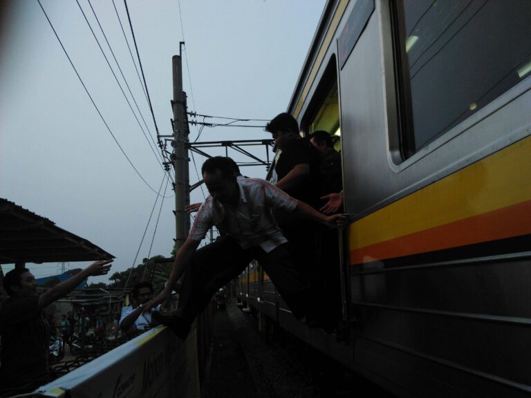 Turun di stasiun Citayam.