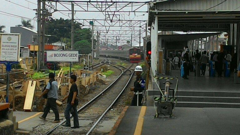 Peron stasiun Bojonggede eksisting, dengan pekerjaan pemanjangan peron di sisi selatan