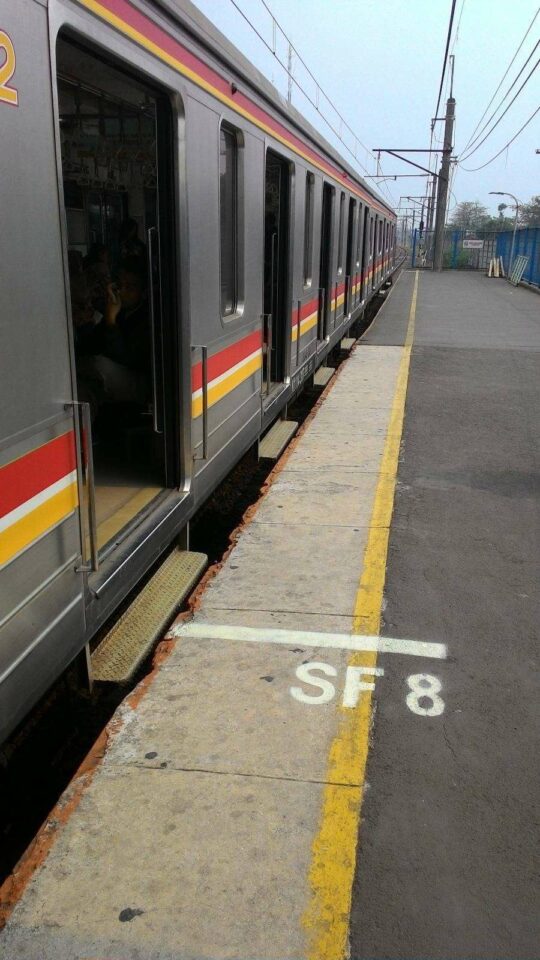 Semboyan 10G bentuk B untuk rangkaian KRL formasi 8 kereta di stasiun Depok Baru