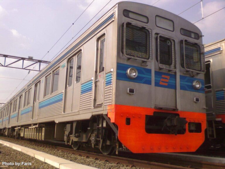 KRL seri 8500 eks-Tokyu jalur Denentoshi, rangkaian 8610F dengan warna Biru kombinasi