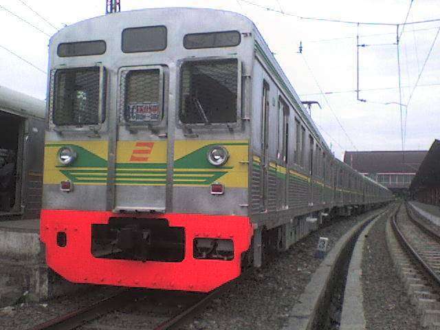 KRL seri 8500 eks-Tokyu jalur Denentoshi, rangkaian 8611F dengan warna Kuning kombinasi Hijau