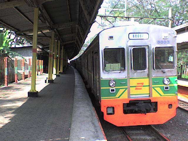 KRL seri 8000 eks-Tokyu jalur Oimachi, rangkaian 8003F dengan warna Hijau kombinasi Kuning