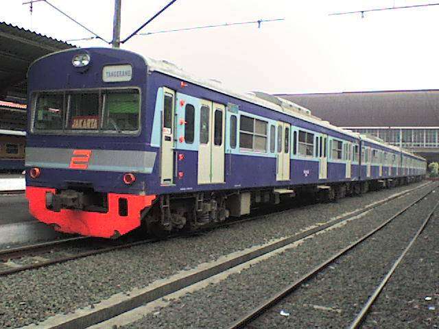 KRL seri 103 eks-JR East jalur Musashino, rangkaian 103-153F KeYo 27) dengan warna Biru Tua kombinasi Biru Muda