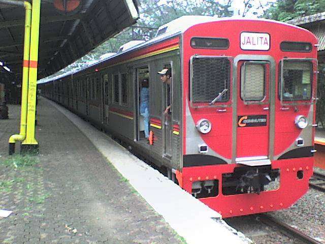 KRL seri 8500 eks-Tokyu jalur Denentoshi, rangkaian 8613F dengan warna Merah unik kombinasi