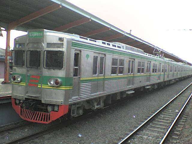 KRL seri 6000 eks-Toei jalur Mita, rangkaian 6271F dengan warna Hijau kombinasi Kuning
