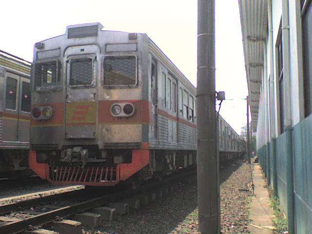 KRL seri 6000 eks Toei jalur Mita, rangkaian 6151F dengan warna Jingga kombinasi Kuning
