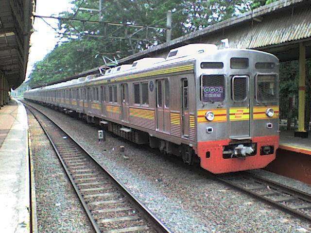 KRL seri 8500 eks-Tokyu jalur Denentoshi, rangkaian 8604F dengan warna Kuning kombinasi