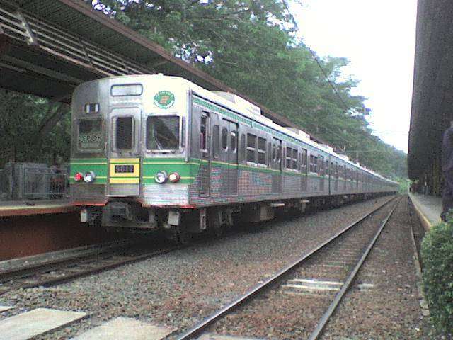 KRL seri 5000 eks-Tokyo Metro jalur Tozai, rangkaian 5817F dengan warna Hijau Kombinasi Kuning