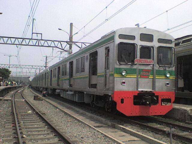 KRL seri 8500 eks-Tokyu jalur Denentoshi, rangkaian 8604F dengan warna Hijau kombinasi Kuning