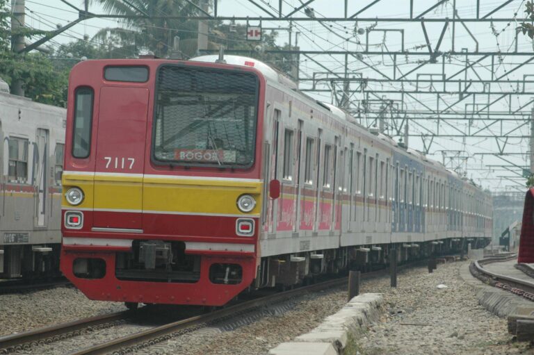 KRL seri 7000 eks-Tokyo Metro jalur Yurakucho, rangkaian 7117F dengan warna Merah Kombinasi Kuning