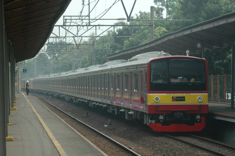 KRL seri 205 eks-JR East jalur Saikyo, rangkaian 205-141F (HaE 22) dengan warna Merah Kombinasi Kuning