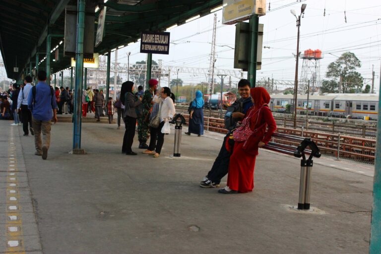 Besi Bersandar di Stasiun Manggarai. | Foto oleh | Farouq Adhari