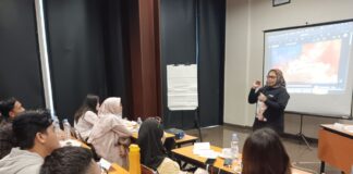 Novie Burhan during her lecture