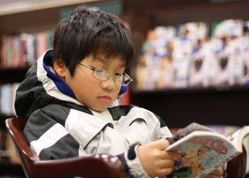 Young_boy_reading_manga-2