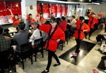 Tidak Sekadar Bernyanyi, Idol Ini Juga Membuat Sushi