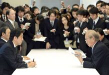 PM Abe & Gubernur Okinawa Bicarakan Pangkalan AS