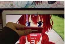 Kesepian? Gendeng? Cinta Otaku yang Menembus Dimensi