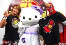 Para Pegulat New Japan Pro Wrestling ini Mempromosikan T-Shirt Hello Kitty