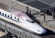 Di Jepang, Orang Naik di Atap Shinkansen, Kesetrum, Satu Jalur Lumpuh