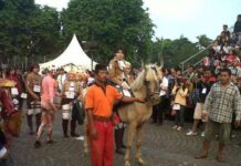 Gagahnya Para Pawang Kuda Ini Mengawal Scouting Legion pada Jakarta Cosplay Parade