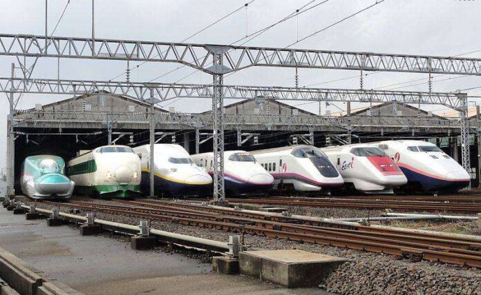 800px-JR_East_Shinkansen_lineup_at_Niigata_Depot_201210