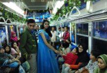 Cinderella Bagi-Bagi Bunga di KRL Jabodetabek
