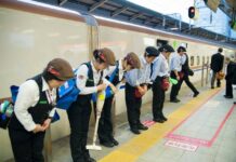 Begini Staf Membersihkan Shinkansen Dalam Tujuh Menit!
