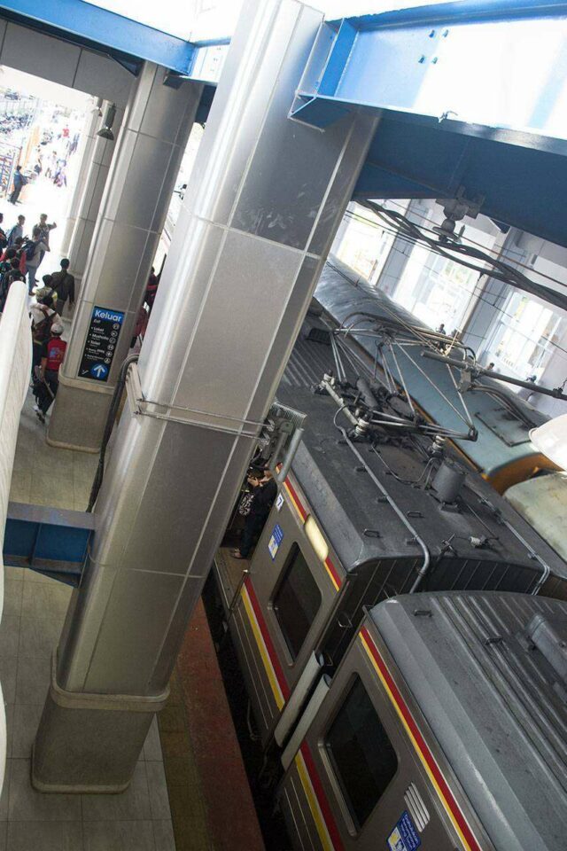 Sisi peron sebagaimana diambil dari eskalator