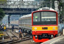 KRL Commuter Line Anjlok di Manggarai