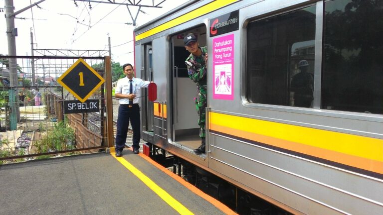 PPK kabin belakang dengan tugas utama, pelayan pintu dan pengumuman (announcer)