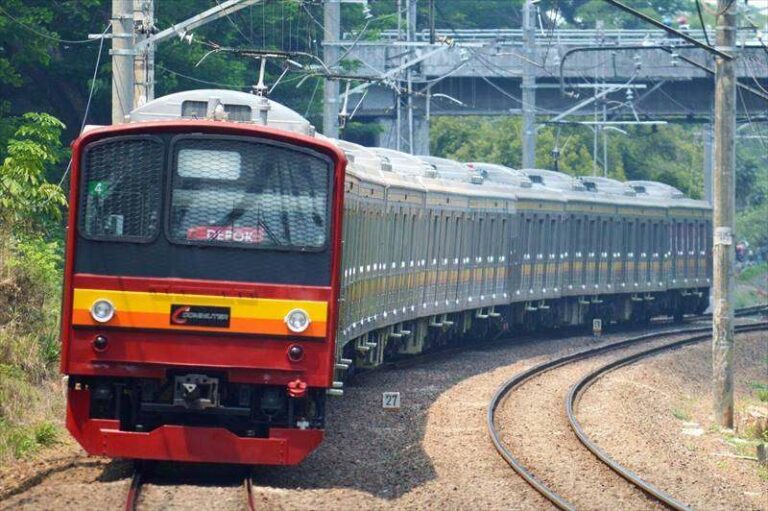 KRL seri 205 eks-JR East jalur Nambu rangkaian 205-86F + 205-88F (NaHa H2+H4), setelah perangkaian ulang menjadi formasi 10 kereta