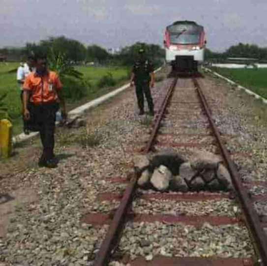 Batu yang berada di tengah rel