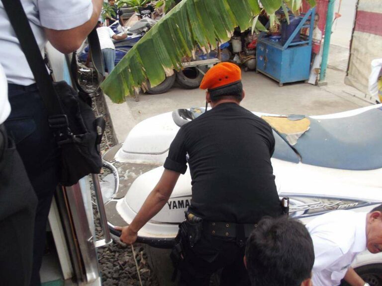 Jetski yang sempat tersenggol body KRL