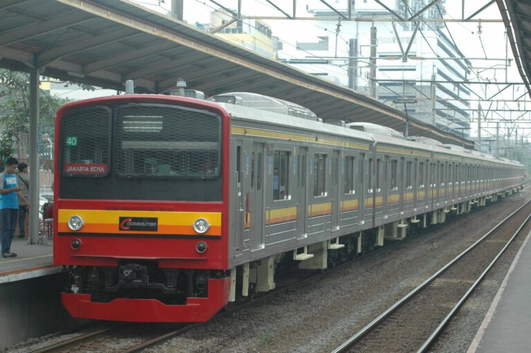KRL seri 205 eks-JR East jalur Nambu rangkaian 205-24F (NaHa H40), rangkaian dengan formasi 10 kereta