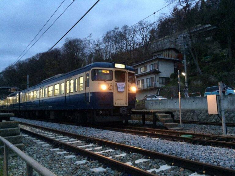 KRL seri 115 dikala senja | Foto Oleh: Satou Hiroki