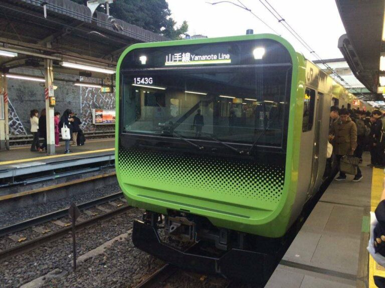 KRL JR East E235 dengan nomor perjalanan 1543G | Foto Oleh: Satou Hiroki