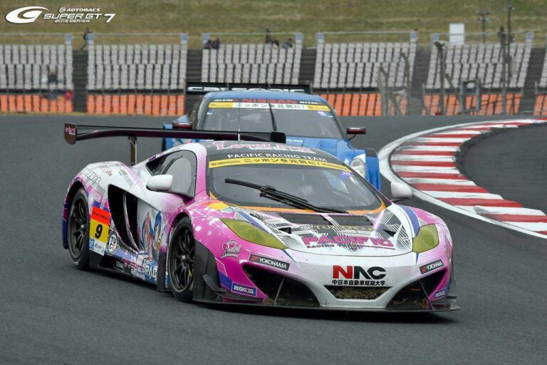 Pacific McLaren with u's #9 2015 (sumber gambar: supergt.net)