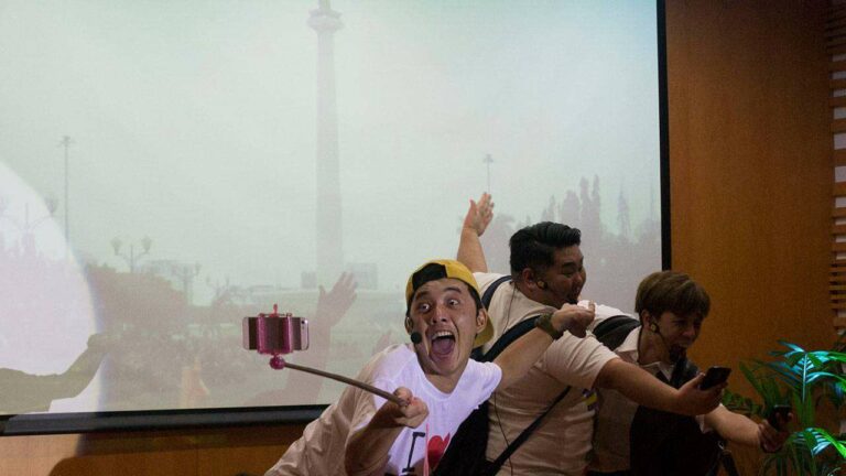 The Three menghibur dengan aksi teaterikal