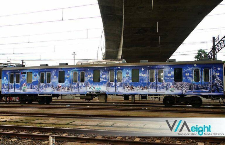 Eksterior KRL Tematik Hari Raya Natal