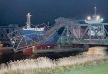 Kapal Lewat Sungai, Ada Jembatan Kereta Belom Ngangkat, Ditabrak Deh